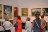 Besucher bei der Ausstellungseröffnung